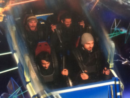 Nicht nur das Intervall-Training kann intensiv sein. Im Disneyland Paris hat die Achterbahn Hyperspace Mountain meine Nerven dezent strapaziert.