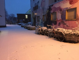 Kein seltenes Bild beim Laufen im Winter: Das Laufen auf Schnee kann zwar richtig viel Spaß machen. Wenn auf dem Plan allerdings Intervalle stehen, ist erhöhte Vorsicht geboten.