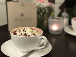 Eine Tasse heiße Schokolade gehört zum Winter einfach dazu. Kakao hat außerdem einen genialen Nebeneffekt: Die Mischung aus Kakao und Milch ergibt das perfekte Verhältnis von Kohlenhydraten und Protein, die du zum Auffüllen deiner Speicher benötigst.