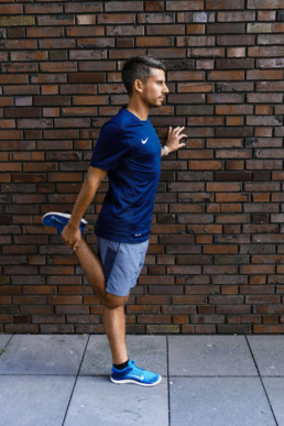 Dehnübung für den vorderen Oberschenkel | RunnersFinest.de