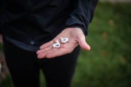 Apple AirPods Pro liegen in der Hand