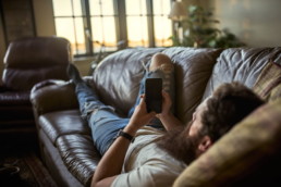 Verletzung Mann liegt auf Couch