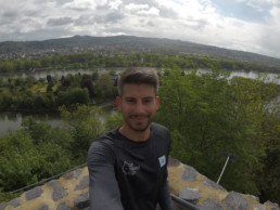 Läufer macht Selfie vor Panorama vom Siebengebirge