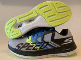 Ein Blick auf die Sohle und ein Blick auf die Außenseite des Skechers Razor 3