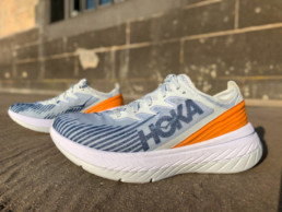 Hoka One One Carbon X-SPE seitlicher Blick und zweiter Schuh im Hintergrund