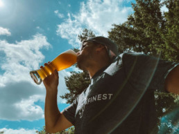 Läufer trinkt alkoholfreies Weizen