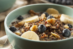 Müsli aus Quinoa mit Banane Blaubeeren und Nüssen