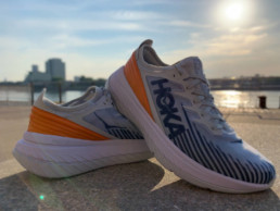 Hoka One One Carbon X-SPE aufeinander gestapelt