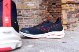 Mizuno Wave Rider Neo Laufschuh mit Blick auf die Seite