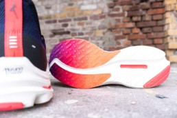Mizuno Wave Rider Neo Laufschuh mit Blick auf die Sohle