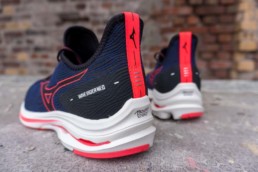 Mizuno Wave Rider Neo Laufschuh mit Blick von hinten