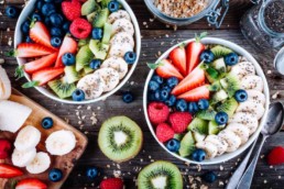 Müsli mit Obst dekoriert