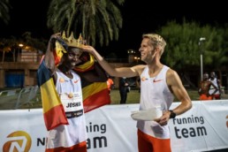 Joshua Cheptegei setzt sich Krone auf