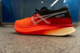 Asics Metaspeed Sky von der Seite
