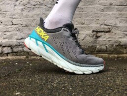 Hoka One One Clifton 7 seitlicher Blick aus dem Lauf