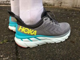 Hoka One One Clifton 7 seitlicher Blick mit Logo