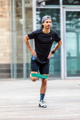 Hüfttraining für Läufer: Beinabspreizer stehend Anfangsposition