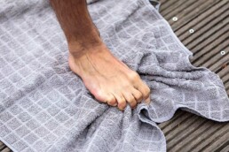 Füße trainieren Handtuch greifen