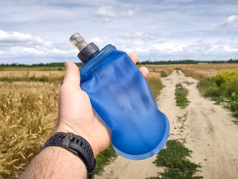 Ein Läufer hält seine Soft Flask vor die Kamera.