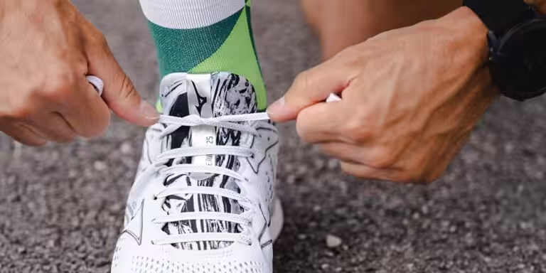 Laufschuhe richtig schnüren: 3 Schnürtechniken für mehr Halt