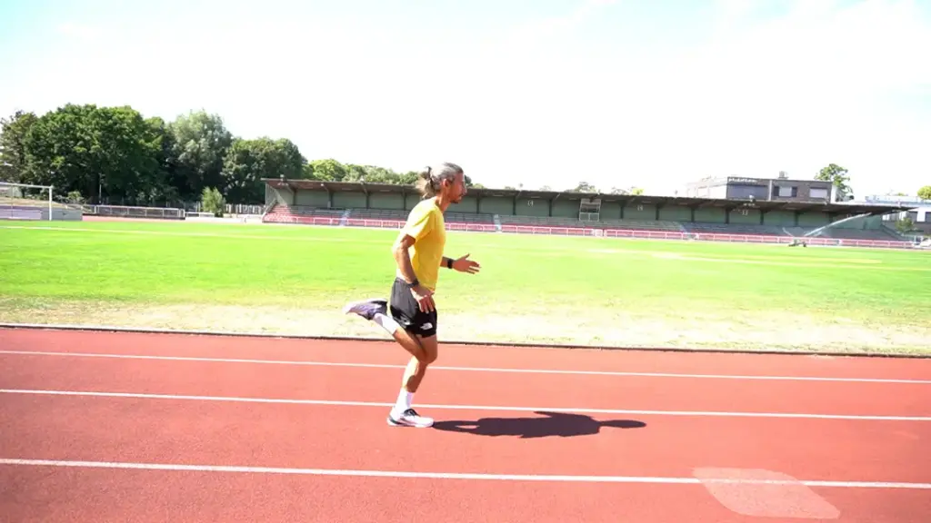 Läufer führt Anfersenauf der Laufbahn durch – die rechte Ferse geht aktiv zum Gesäß