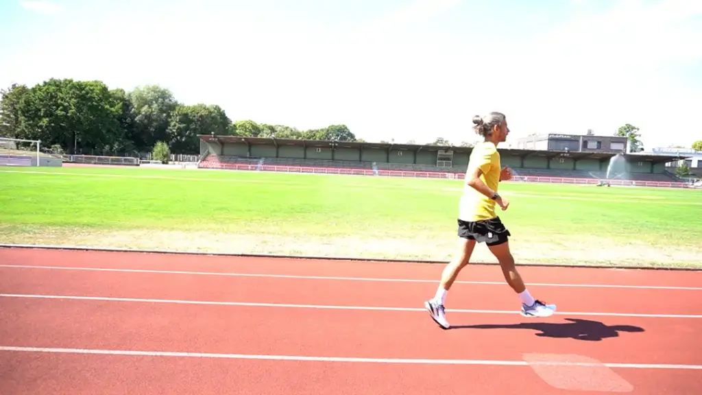Läufer führt den B-Skip auf der Laufbahn durch – der rechte Fuß wurde nach vorne ausgestreckt