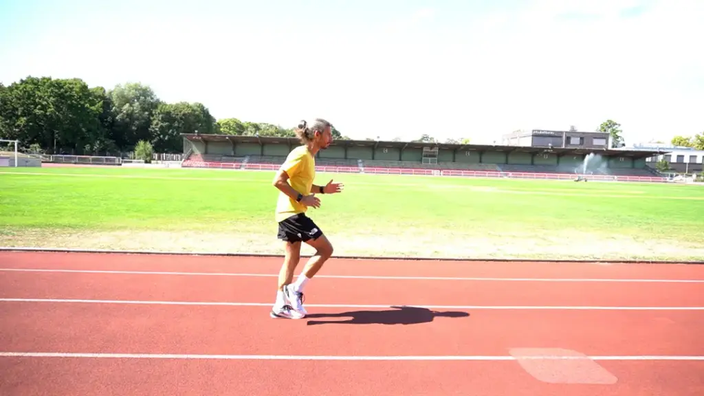 Läufer führt Fußgelenksarbeit auf der Laufbahn durch – der rechte Fuß wurde nur leicht vom Boden abgehoben