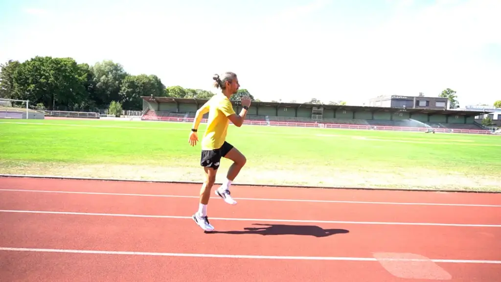 Läufer führt Prellhopser auf der Laufbahn durch – beide Beine sind in der Luft, das linke Bein ist angewinkelt. Der Abdruck kam aus dem rechten Fuß