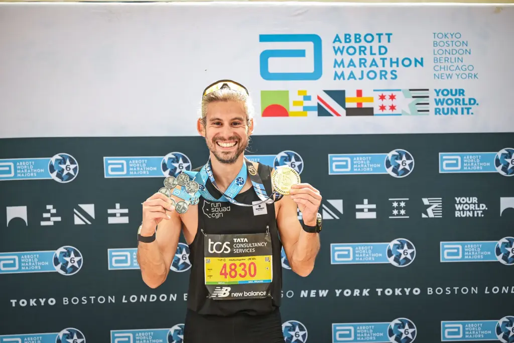 Läufer nach dem London Marathon hält die Six-Star-Finisher-Medaille der Abbott World Marathon Majors in den Händen.