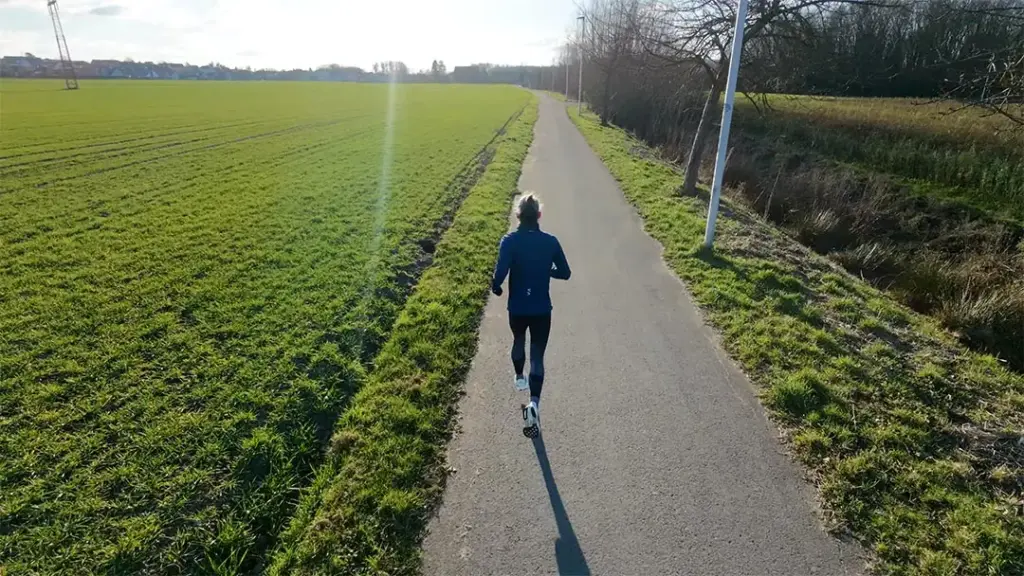 Läufer beim lockeren Wiedereinstieg ins Traning nach Krankheit