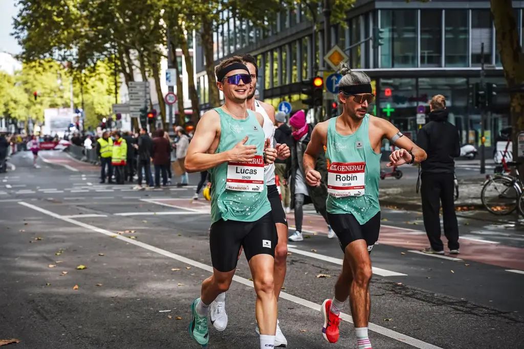Läufer im Straßenlauf mit Ziel 10 km in 50 Minuten