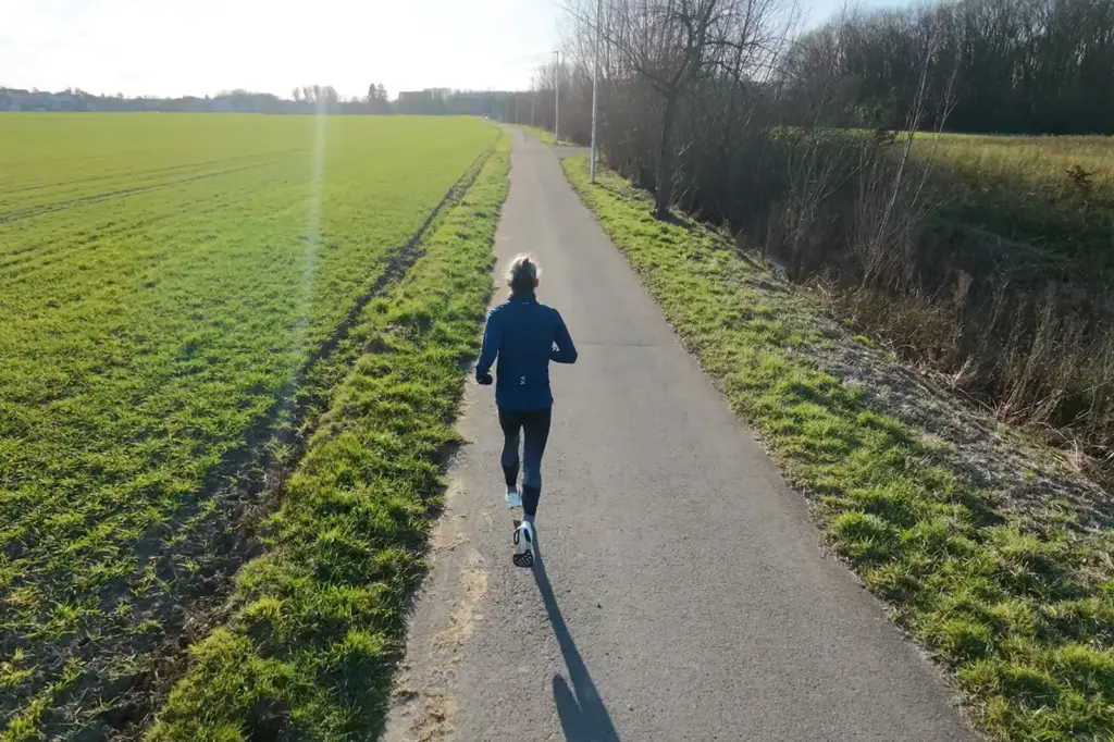 Läufer beim Longrun auf ruhigem Feldweg