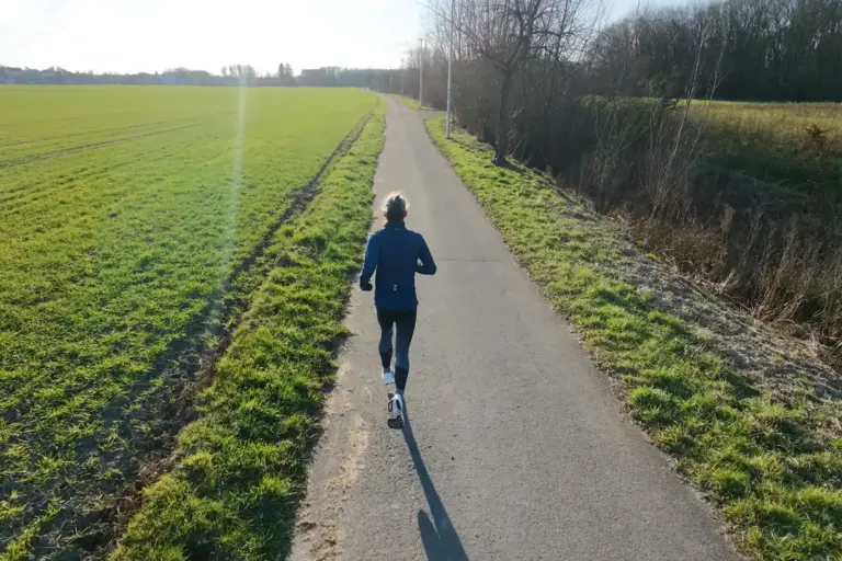 Läufer beim Longrun auf ruhigem Feldweg