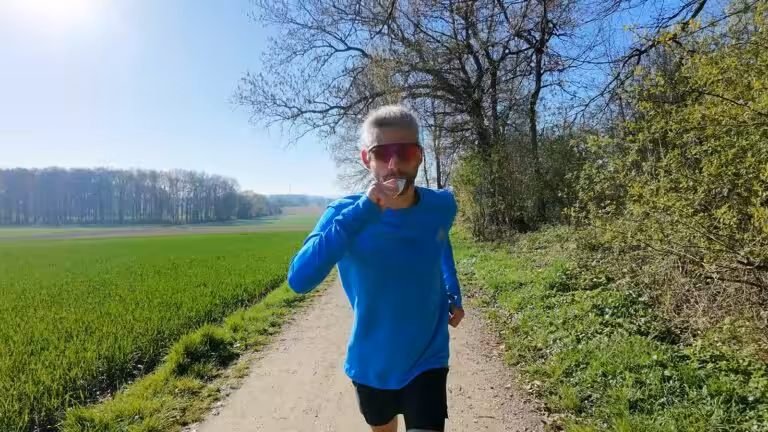 Essen beim Laufen: Läufer nimmt Gel während eines Trainingslaufs