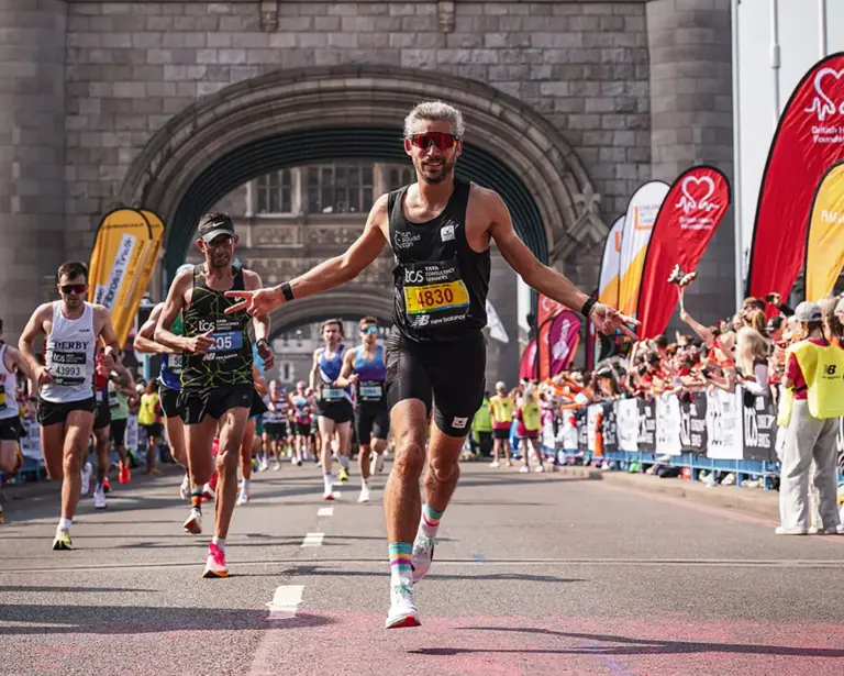 Läufer im Wettkampf – schneller laufen durch gezieltes Tempotraining